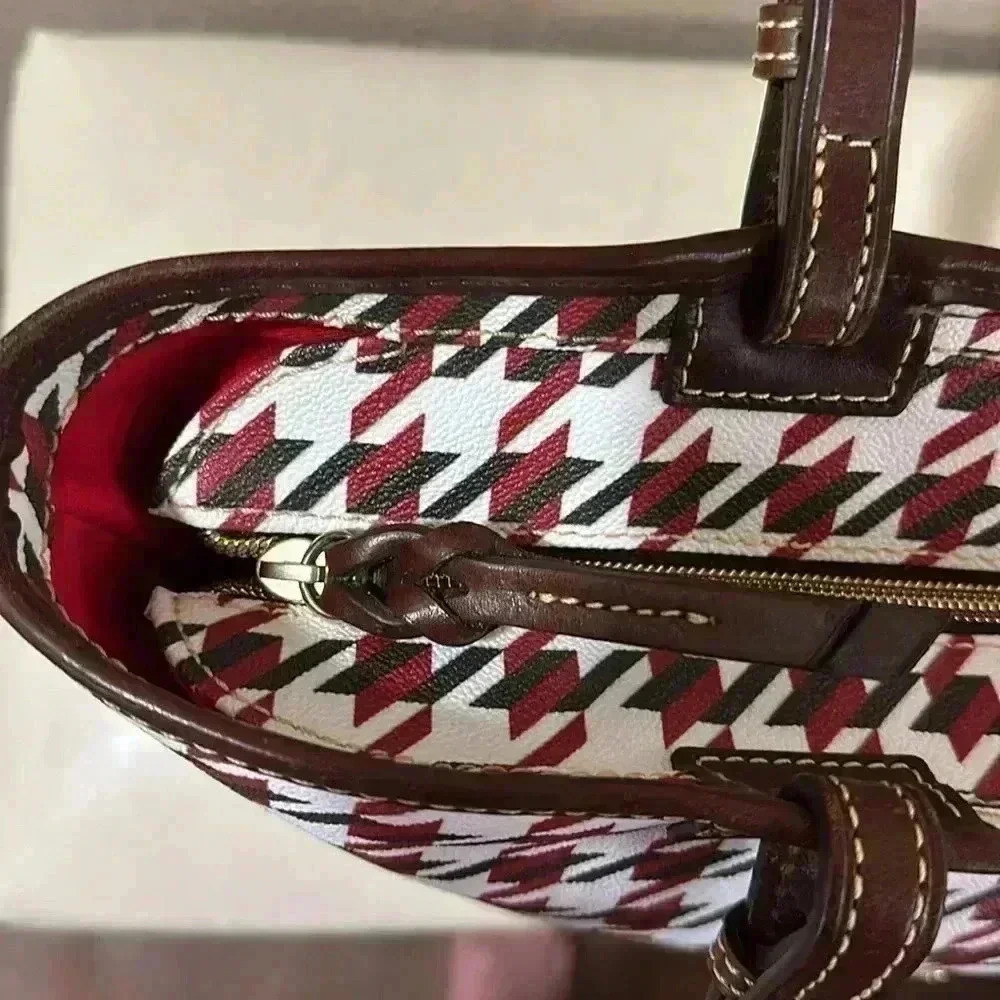 Dooney and Bourke handbag. - Picture 12 of 14
